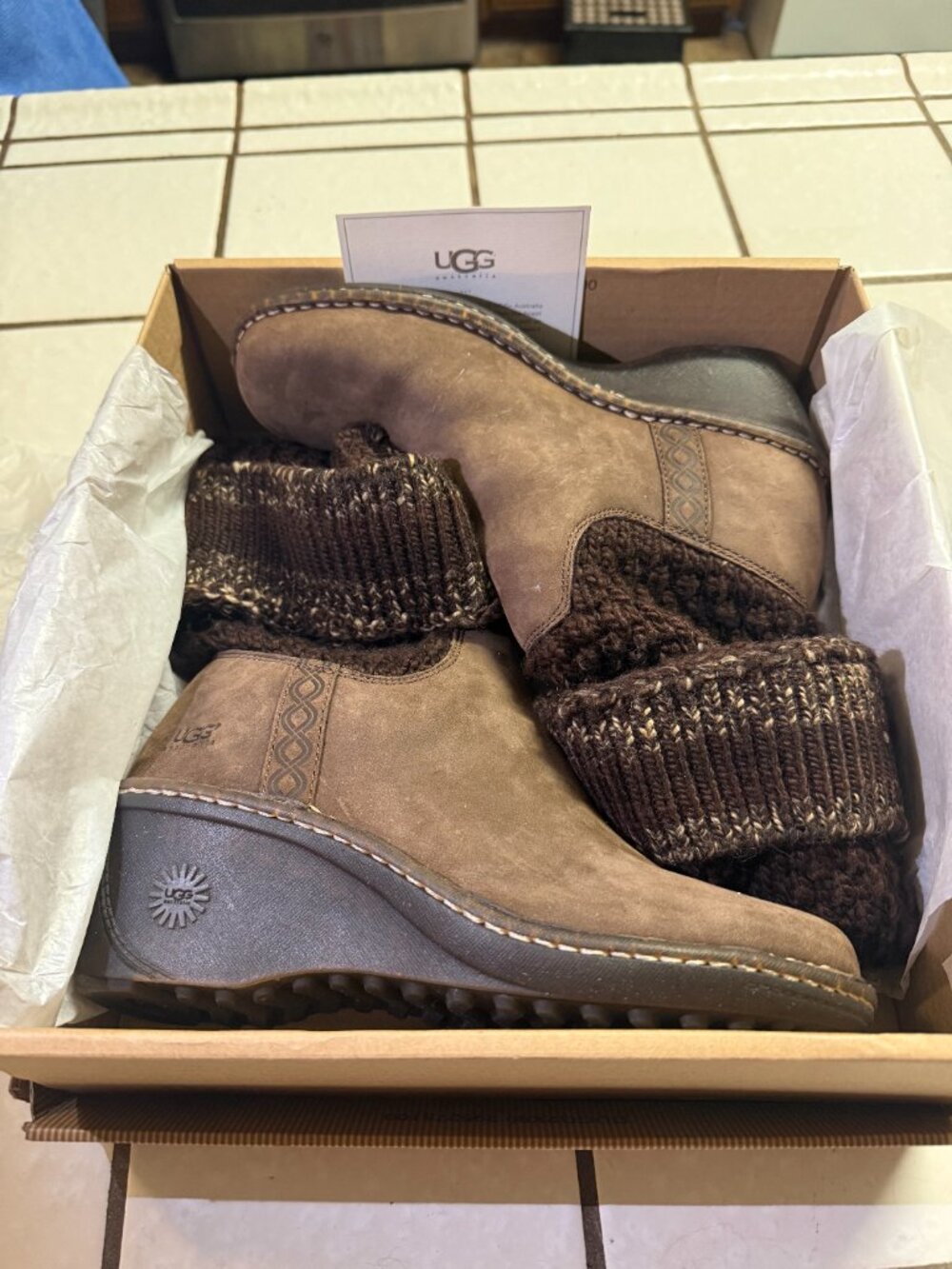 UGG's W Cresthaven Heeled Boots Sz. 8 - Picture 8 of 9